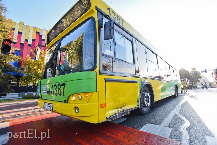 Kolizja skody z autobusem przy szkole muzycznej zdjęcie nr 231844