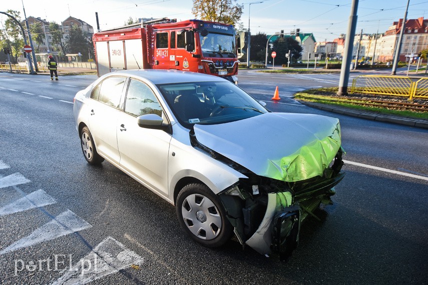 Kolizja skody z autobusem przy szkole muzycznej zdjęcie nr 231846