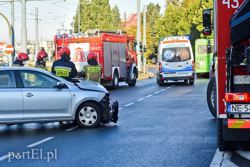 Kolizja skody z autobusem przy szkole muzycznej zdjęcie nr 231842