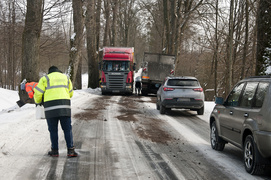 \"Lód, śnieg, ciężarówki wpadają do rowów”