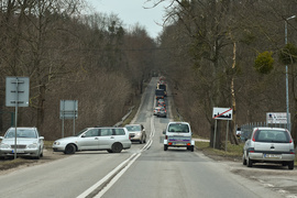 Chcąc uniknąć czołówki, uderzył w drzewo