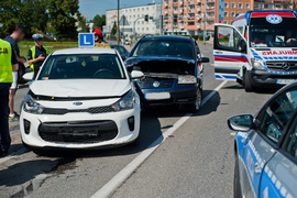 Kolizja 4 aut na czerwonym świetle