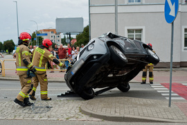 Zderzenie z dachowaniem na skrzyżowaniu Brzeska-Robotnicza