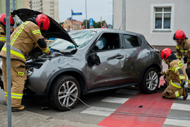 Zderzenie z dachowaniem na skrzyżowaniu Brzeska-Robotnicza