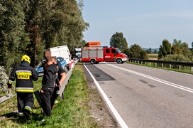 Ciężarówka przebiła bariery ochronne na trasie nr 22. Droga była nieprzejezdna