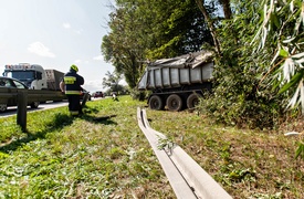 Ciężarówka przebiła bariery ochronne na trasie nr 22. Droga była nieprzejezdna