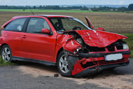 Wypadek 3 pojazdów pod Jelonkami, dwie osoby w szpitalu, sprawca zbiegł