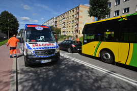 Autobus uderzył w osobówkę na Robotniczej