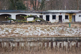 Porządkują nieckę byłego basenu