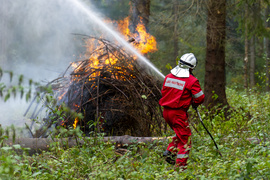 Pożar w bazie paliw i lasach Zaporowa