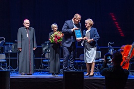 „Kto kocha, ten jest zdolny do poświęceń”. Nagroda Tuus dla Elżbiety Szandrochy