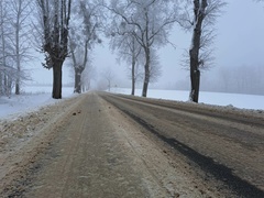 Kierowcy alarmują: Na drodze 504 jest lodowisko