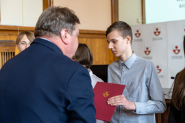 Prezydent rozdał stypendia