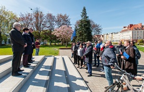 Przy pomniku o polityce