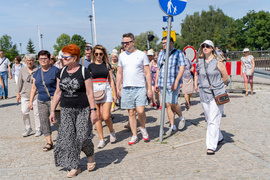 Z przewodnikiem poznawali początki historii miasta