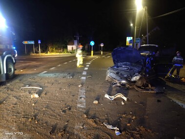 Stracił panowanie nad autem, staranował znaki i zatrzymał się przy bramie remizy