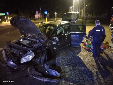 Stracił panowanie nad autem, staranował znaki i zatrzymał się przy bramie remizy