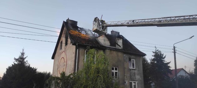 Nocny pożar, ranni dorośli i dzieci