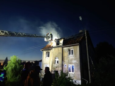 Nocny pożar, ranni dorośli i dzieci