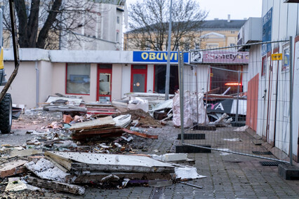 Rozbierają pawilony handlowe przy czołgu