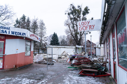 Rozbierają pawilony handlowe przy czołgu