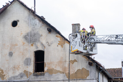 Pożar dachu w budynku wielorodzinnym