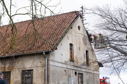 Pożar dachu w budynku wielorodzinnym