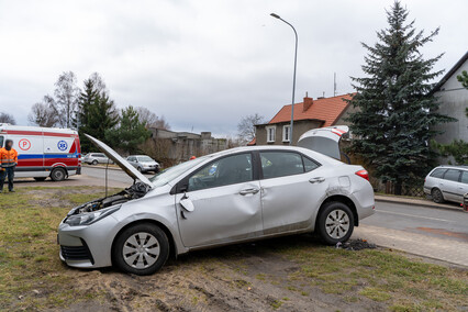 Nie zauważył innego auta i dachował na Radomskiej