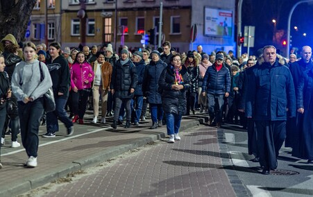 Wierni przeszli przez Elbląg w Drodze Krzyżowej