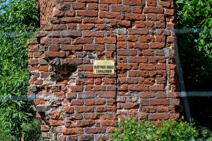 Zabezpieczone mury przy Galerii EL