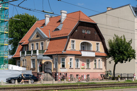 Budynek przedszkola nr 31 przy al. Grunwaldzkiej; przed wojną mieszkał tutaj dyrektor fabryki papy Franz Schiller