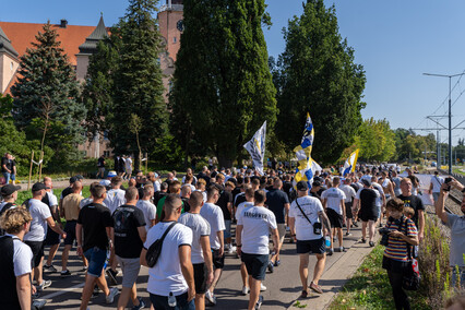 Kibice przemaszerowali przez miasto na stadion