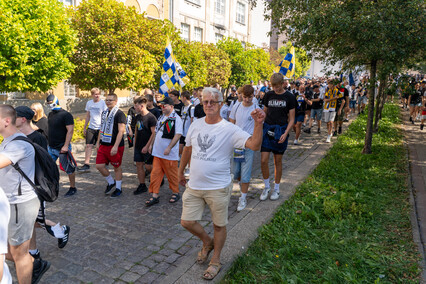 Kibice przemaszerowali przez miasto na stadion