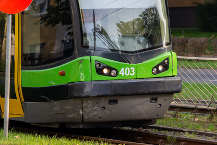 Zawracał i zderzył się z tramwajem