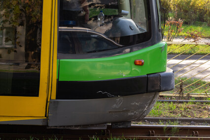 Zawracał i zderzył się z tramwajem