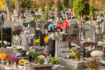 Elblążanie odwiedzają groby bliskich