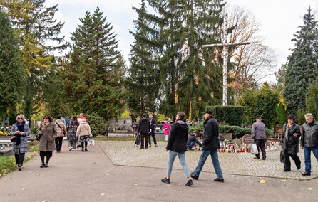 Elblążanie odwiedzają groby bliskich