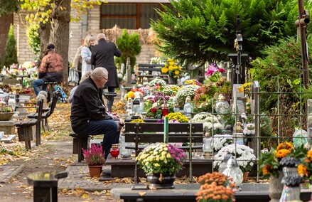 Elblążanie odwiedzają groby bliskich