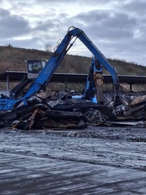 Rozpoczęła się rozbiórka spalonej sortowni odpadów Rozpoczęła się rozbiórka spalonej sortowni odpadów