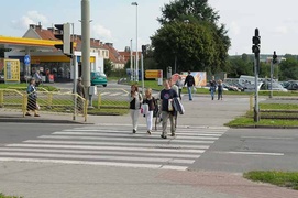 Przejście przez ul. Płk. Dąbka  przy Al. Piłsudskiego znajdujące się z kierunku Carrefoura