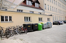 Parking dla rowerów przy I LO znajduje się on z tyłu szkoły i mieści zaledwie kilka rowerów