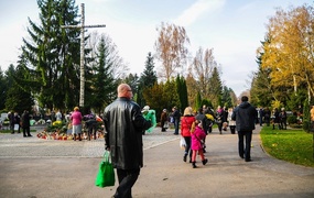 Tłumy na cmentarzach