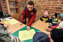 Odcisk łopaty i psiej łapy, czyli tajemnice ukryte w bramie