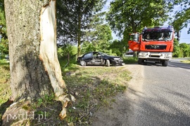 Uderzył w dwa drzewa, kierowca miał 2,5 promila