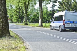 Uderzył w dwa drzewa, kierowca miał 2,5 promila