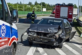 Groźna kolizja nissana z ciężarówką na S7