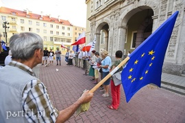 Władza, w sposób cyniczny, robi z nas poddanych