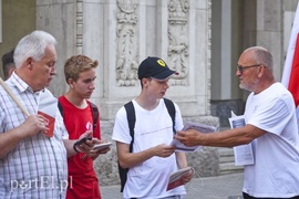 Władza, w sposób cyniczny, robi z nas poddanych