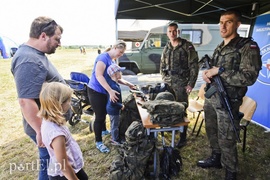 Atrakcje na ziemi i w powietrzu, czyli festyn na lotnisku