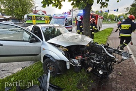 Ford uderzył w drzewo na ul. Płk. Dąbka